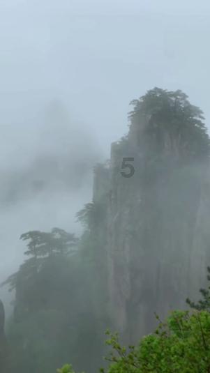 半挂车服务区内自燃 厨师长拎灭火器救火